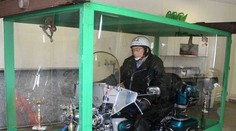 Bizarný pohreb! Muž sa nechal pochovať na milovanej motorke