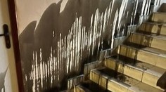 Polícia chytila košického „fantóma“, ktorý polieval schody mastnou čiernou tekutinou