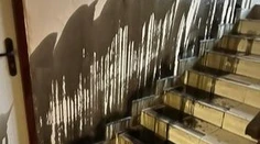Polícia chytila košického „fantóma“, ktorý polieval schody mastnou čiernou tekutinou