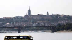 V Budapešti uviazol obojživelný autobus v Dunaji, pasažierov zachraňovali hasiči