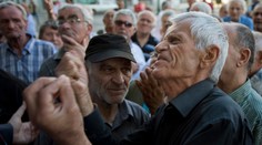 Zúfalí ľudia v Grécku. Vláda predĺži bankové prázdniny