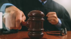 Odsúdili živnostníka, ktorý dal lekárovi fľašu domácej slivovice