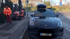 Kuriózna nehoda v Bratislave: Traktorová kosačka sa zrazila s luxusným autom