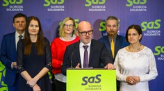 Jeden hovorí, za ním desiati mlčia. Vymysleli špeciálne pomenovanie pre politikov na tlačovkách