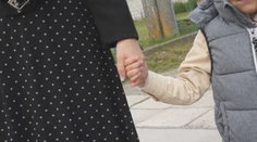 Namiesto detských domovov majú vyrastať v rodine. Štát prichádza s novelou, ktorá ruší špeciálnu výnimku