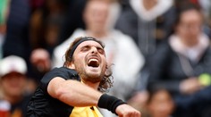 VIDEO: Tsitsipas predviedol veľký návrat a postúpil. Alcaraz uspel na obľúbenom povrchu