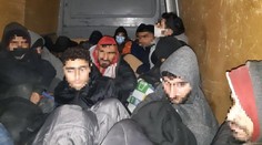 Policajti na hraničnom priechode v Rajke našli v dodávke 16 nelegálnych imigrantov