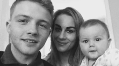 Tridsiatnička si našla priateľa na Facebooku. Má 16 a už majú syna