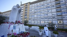 Novinky o zdraví pápeža Františka: Pokojná noc, no večer ho opätovne pripoja na ventiláciu