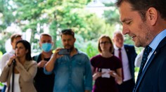 Poslanci rozhodnú o osude premiéra, opozícia ho chce pre diplomovku odvolať