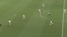 Frajer na záver: Fatálne zaváhanie defenzívy spôsobilo, že útočiaci tím sa na gól nemusel nadrieť