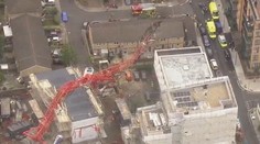 Nešťastie v Londýne: Do obytnej štvrte sa zrútil žeriav, v domoch uväznil ľudí