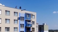 Odpad hádzali zo strechy paneláka priamo na chodník: Odborník nad videom len krútil hlavou