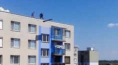 Odpad hádzali zo strechy paneláka priamo na chodník: Odborník nad videom len krútil hlavou