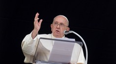 Pápež má zápal pľúc a zlyhávajú mu obličky. Môže sa z toho dostať? To nikto nevie, ale veľa robí viera, myslí si lekár