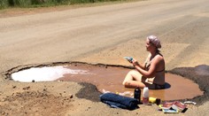 Kuriózny protest proti výtlkom na cestách: Fungovalo by to na Slovensku?