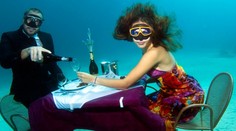 Videli ste už niečo také? Pár večeral na dne mora bez dýchacích prístrojov