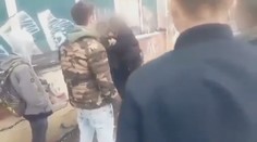 Chlapec mal strach chodiť do školy, lebo ho šikanovali. Agresori si bitku nakrútili aj na mobil