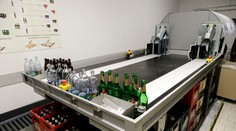 Mladík z Púchova vymyslel spôsob, ako vybabrať s fľaškomatom. Chytili ho, no stihol zarobiť vyše 1500 eur