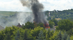 Veľký Šariš vystrašil poobede požiar. Najprv horel jeden dom, iskry preskočili aj na druhý