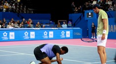 VIDEO: Po nepodarenom údere sa vyradil z turnaja. Francúzsky tenista utrpel kuriózne zranenie