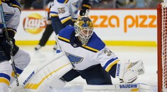 Brankár Allen vynuloval Jets, Carolina zastavila rozbehnutý Anaheim