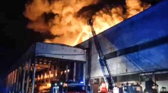 VIDEO: Sklad v ruskom Petrohrade zachvátil požiar. Hasenie komplikuje veľká vzdialenosť od vody