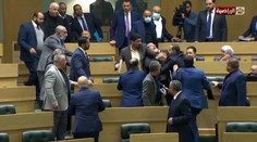 Lietali facky i päste: Kamera zachytila bitku poslancov v jordánskom parlamente