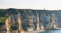 Zrútili sa vápencové skaly na pobreží, pátra sa po možných zasypaných