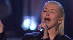 Smutný pohľad na Christinu Aguileru. Na pery si prikladala príliš veľa cibule