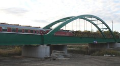 Obchádzky pre EC vlaky sa skončili. Na Záhorí prešiel po novom železničnom moste prvý stroj