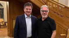 Kongres USA zverejnil ďalšie fotografie sexuálneho delikventa Epsteina. Na jednej je s Lajčákom