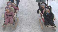 Štvorčatá oslávili rok a chytať ich musia po celom dome. Rodičia opísali, čo je pri výchove kľúčové