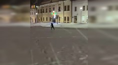 VIDEO: Zima v Bardejove priniesla do centra športovú atrakciu. Bežkujú priamo na námestí