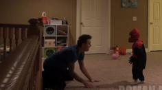 Krutý kanadský žartík! "Vtipný" otec prehodil syna cez zábradlie