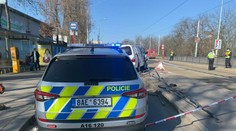 Dodávka v Prahe vrazila na trolejbusovej zastávke do ľudí. Dve osoby sú v ťažkom stave