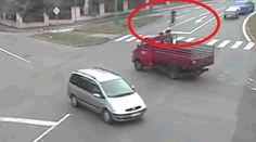 Pohľad, ktorý bolí. Cyklista nedostal prednosť a napálil do dodávky