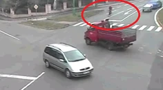 Pohľad, ktorý bolí. Cyklista nedostal prednosť a napálil do dodávky