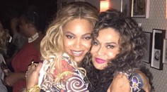 To je ale postavička. Mama Beyoncé v obtiahnutom outfite vám vyrazí dych