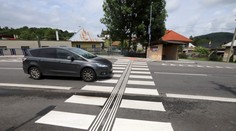 Pozeráte sa do mobilu pri prechádzaní cez cestu? Nová pokuta môže Slovákov vyjsť až 100 eur