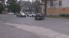Trúbenie, gestá a chaos ako z talianskeho filmu: Križovatka v Zlatých Moravciach trápi vodičov roky