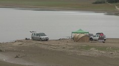 Rybári kempujú na dne vyschnutej Domaše, aj keď je to zakázané