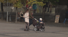 Nahnevaní otcovia, ktorým zamietli alebo odňali materskú, sa chcú súdiť