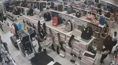 VIDEO: Brali, čo im prišlo pod ruku. Zlodeji v Bratislave ukradli 100 kusov oblečenia za pár minút