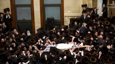 Zomrel na pohrebe. Iba 27-ročného mladíka dav nechtiac zadlávil