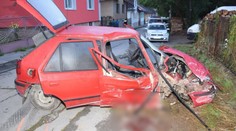 Tragická nehoda v Dobšinej! Traja mladíci narazili do stĺpa, jeden neprežil