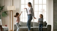 Dochádzajú vám nápady, ako doma zabaviť deti? Prečítajte si, čo odporúča tréner animátorov