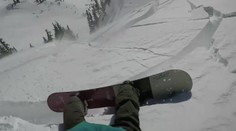 VIDEO: Obrovské šťastie snoubordistu, ktorý spustil lavínu. Život mu zachránil darček