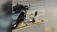 VIDEO: V taktických prilbách a balistických vestách. Dramatický zásah v centre Bratislavy
