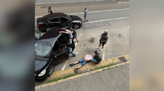 VIDEO: V taktických prilbách a balistických vestách. Dramatický zásah v centre Bratislavy